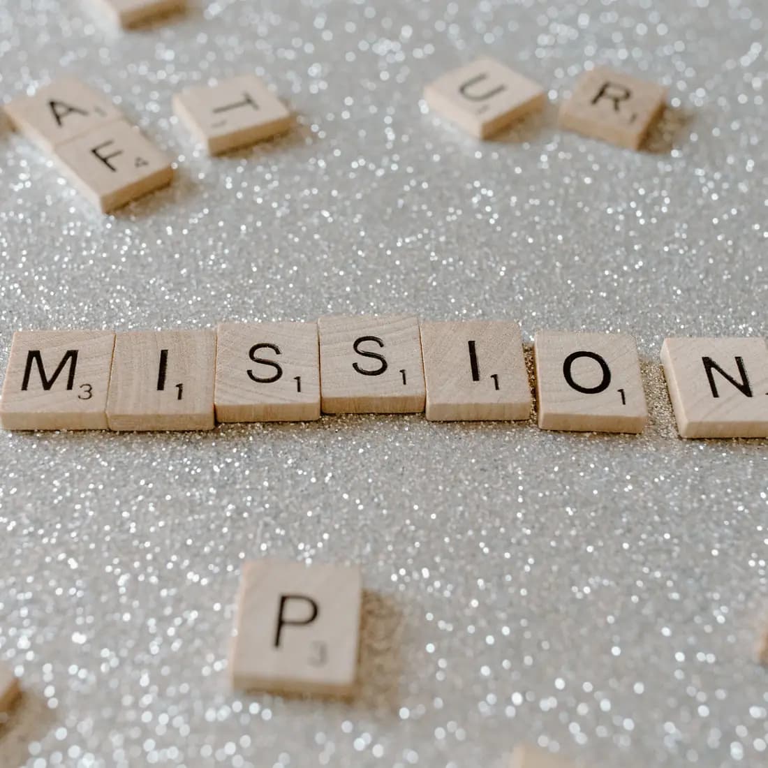 Cuvântul „mission” format din litere de lemn — misiunea eSys Agency