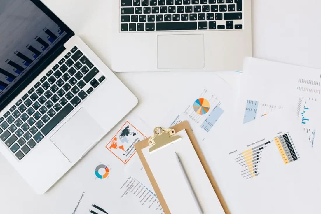 Echipă eSys Agency lucrând la strategia de marketing digital