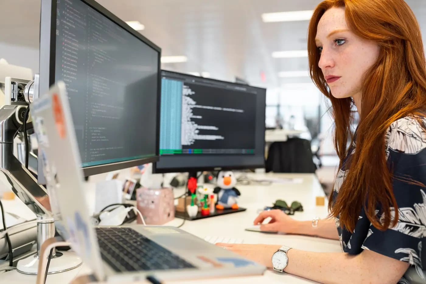 Programatoare care scrie cod pe două monitoare