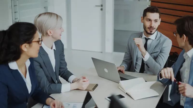 Antreprenori la o întâlnire de business într-un birou modern
